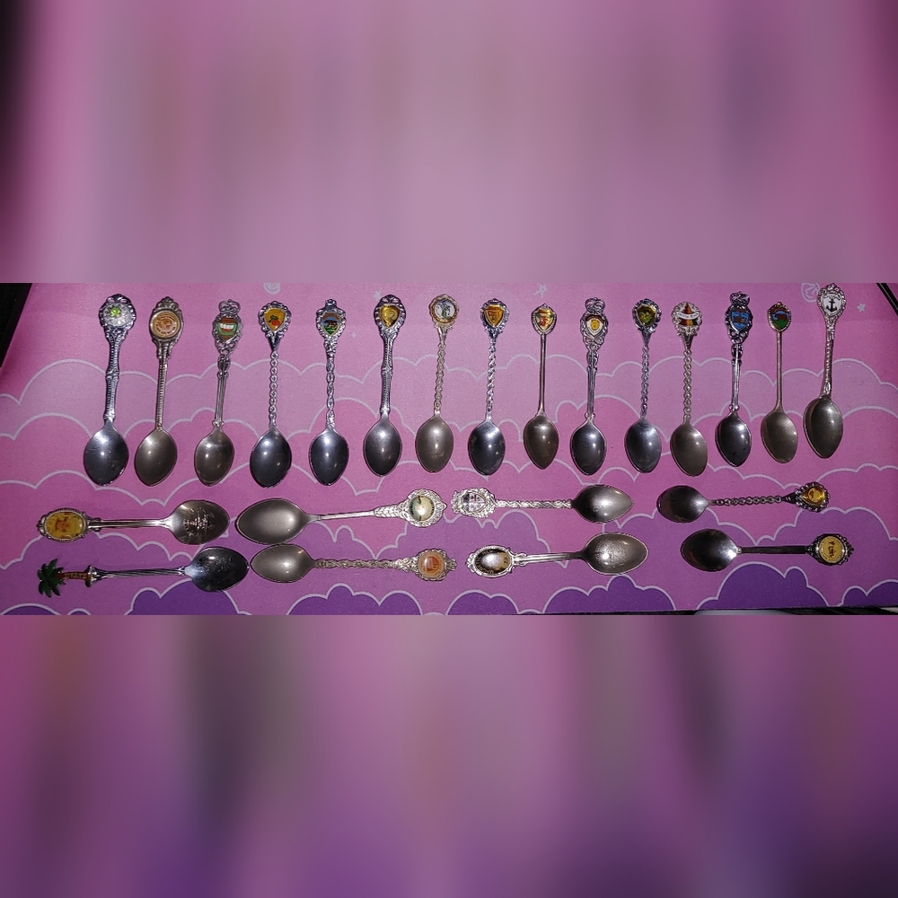 ❤️3/$15❤️Decorative Collectible Spoons Set of 23
